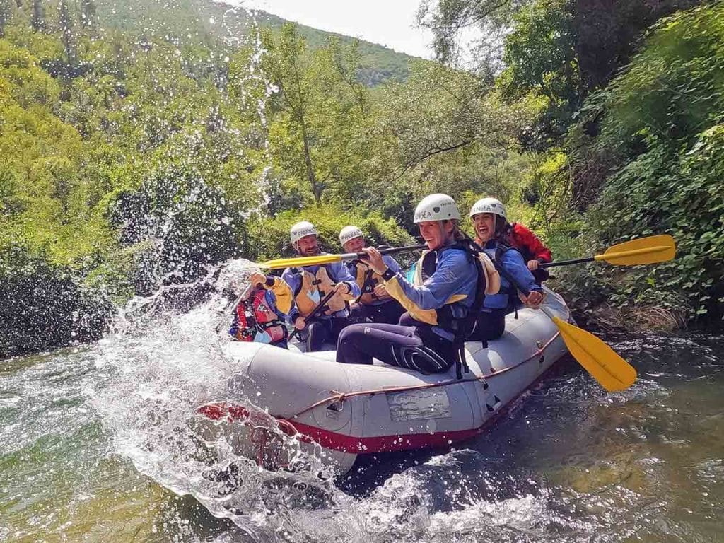 Una discesa di rafting sul fiume Nera del centro Pangea Rafting situato a Scheggino, in Umbria, raggiungibile in camper.
