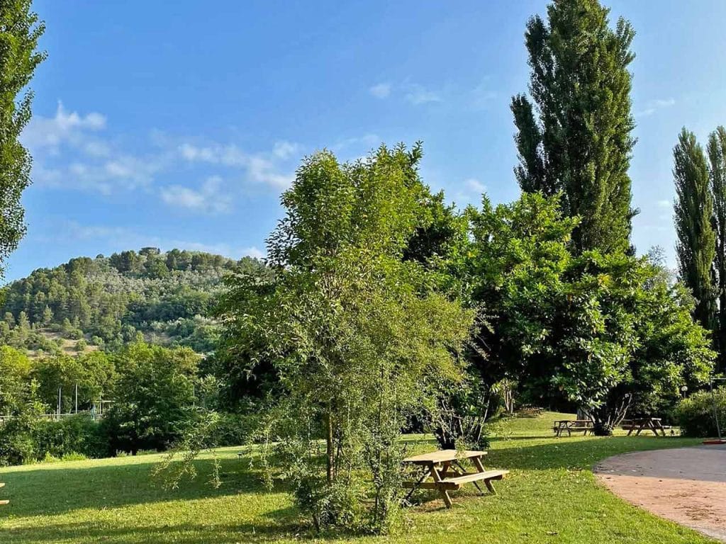 L'area picnic attrezzata del centro rafting Yaya Beach situato ad Arrone, in Umbria, sul fiume Nera.