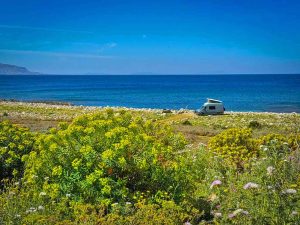 Un van in sosta in una delle aree sosta camper in Sicilia suggerite dal PLEINAIRCLUB.
