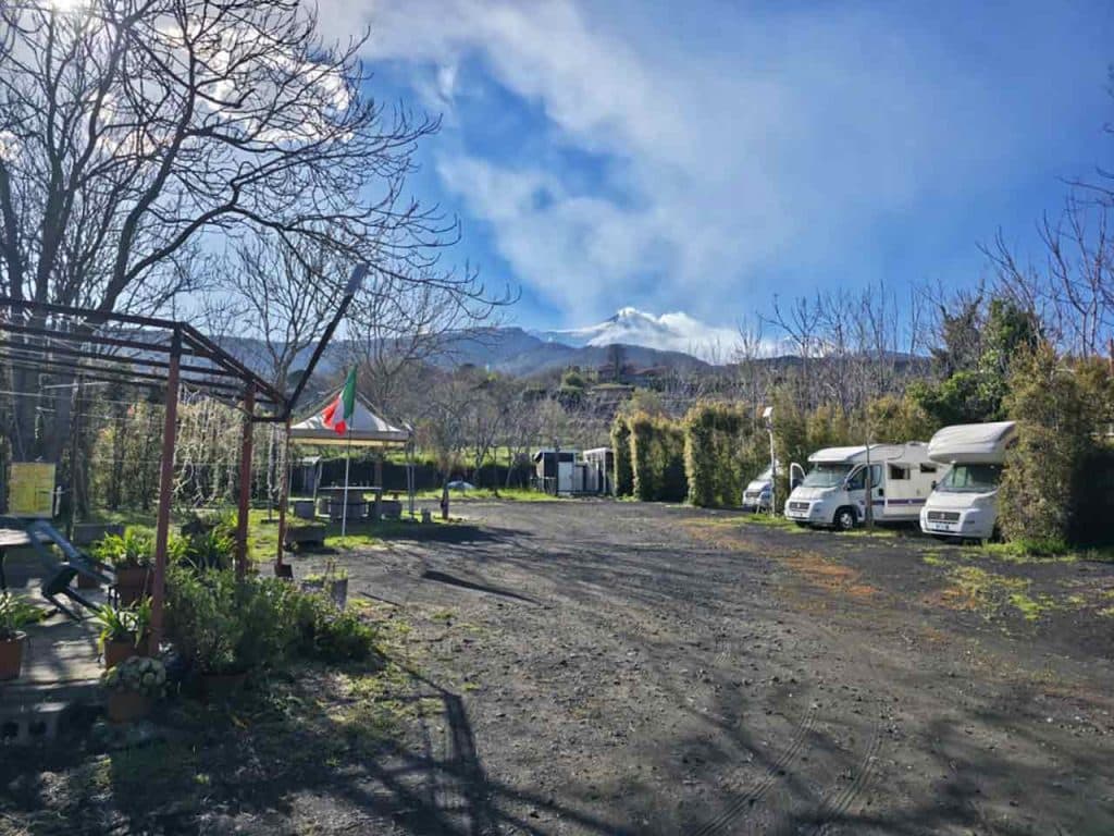 L'Area sosta attrezzata per camper Spuligni a Zafferana Etnea (CT).