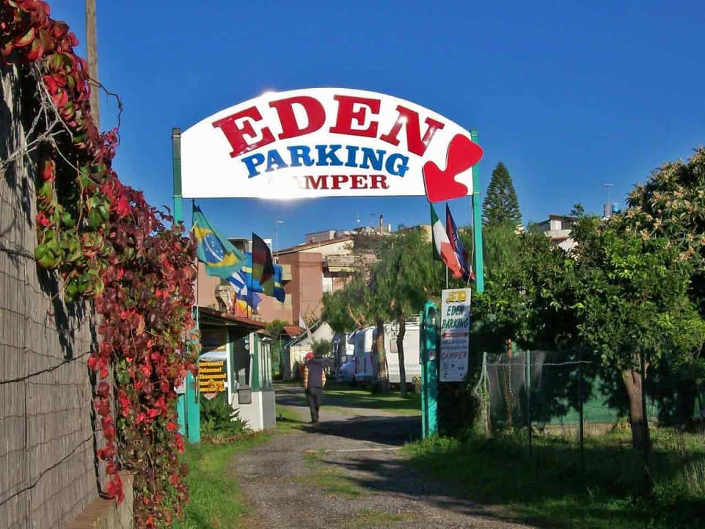 L'Eden Parking a Giardini Naxos (ME), una delle aree sosta camper in Sicilia da non perdere secondo il PLEINAIRCLUB.