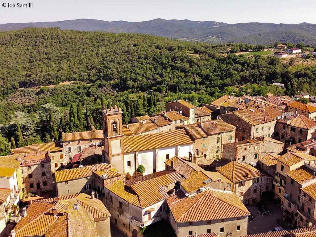 Veduta aerea di Civitella Marittima (GR), una delle tappe del viaggio in camper in Maremma a Civitella Paganico suggerito dal PLEINAIRCLUB.
