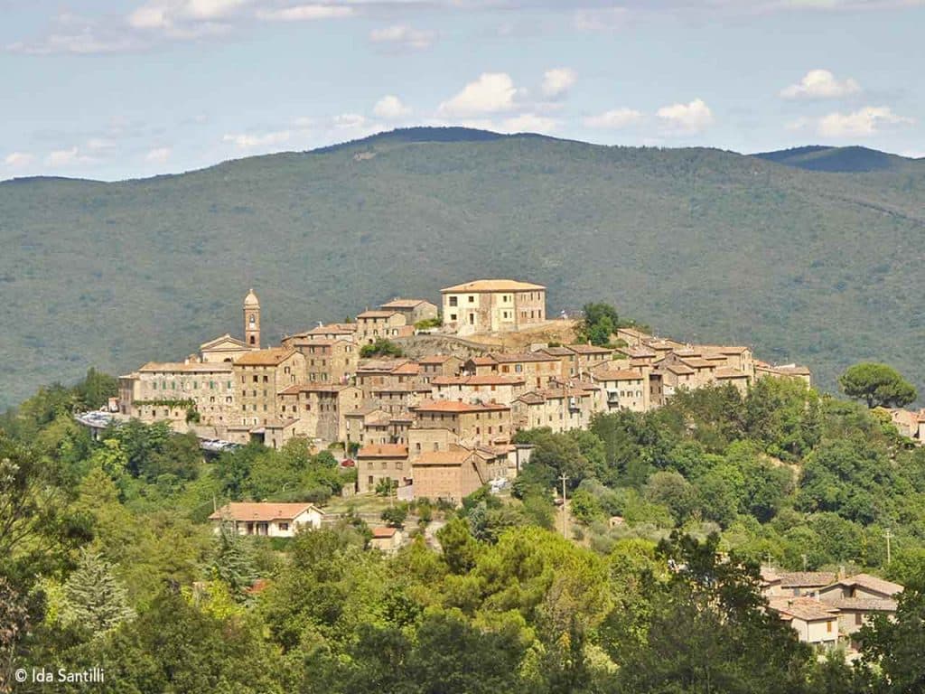 Panorama di Pari, una delle tappe del viaggio in camper in Maremma a Civitella Paganico suggerito dal PLEINAIRCLUB.
