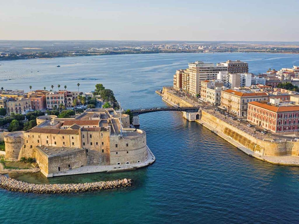 Veduta aerea del castello di Taranto, città che ospita i Giochi del Mediterraneo.