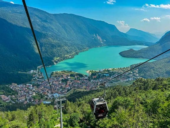 Il borgo e il lago di Molveno: visitarli è una delle cose da fare questa estate in camper suggerite dal PLEINAIRCLUB.