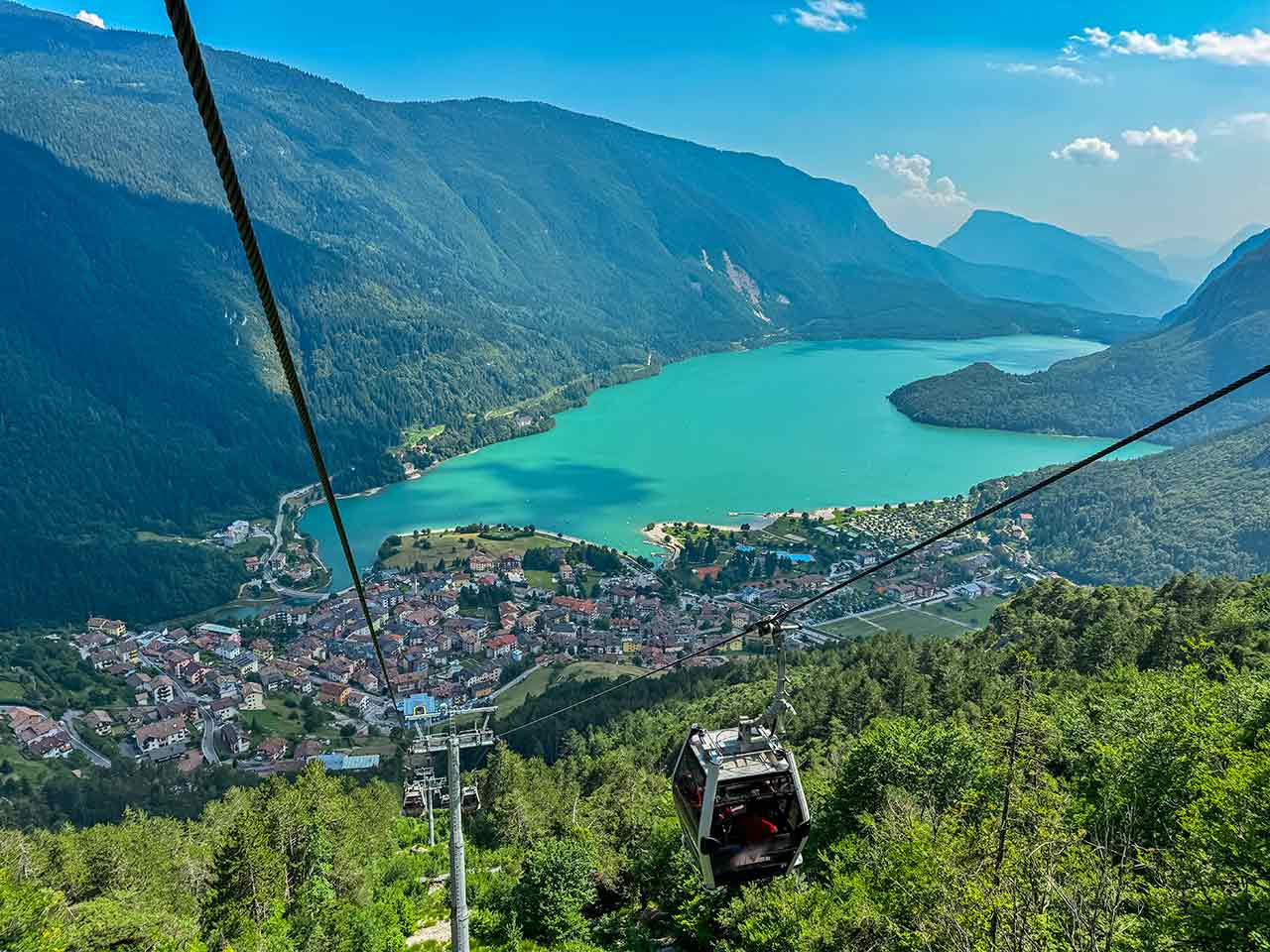 Il borgo e il lago di Molveno: visitarli è una delle cose da fare questa estate in camper suggerite dal PLEINAIRCLUB.