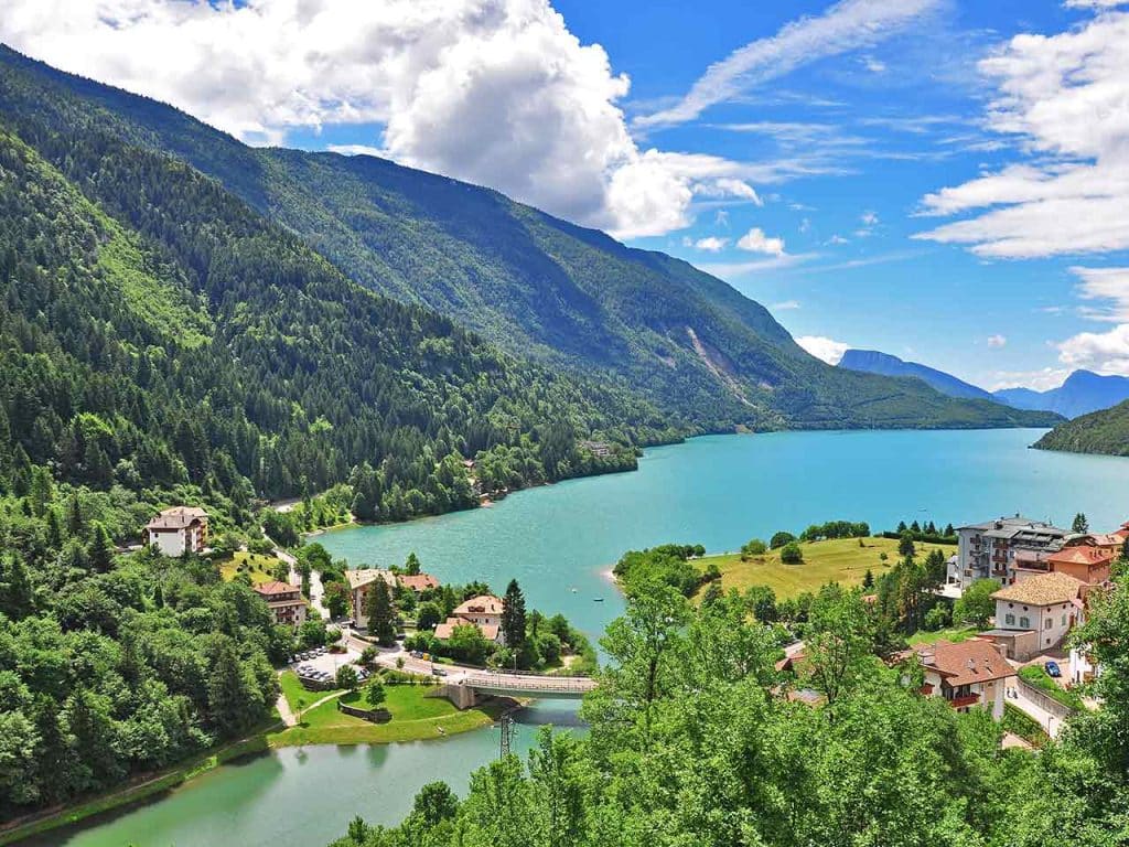 Molveno e il lago omonimo: visitarli è una delle cose da fare questa estate in camper suggerite dal PLEINAIRCLUB.