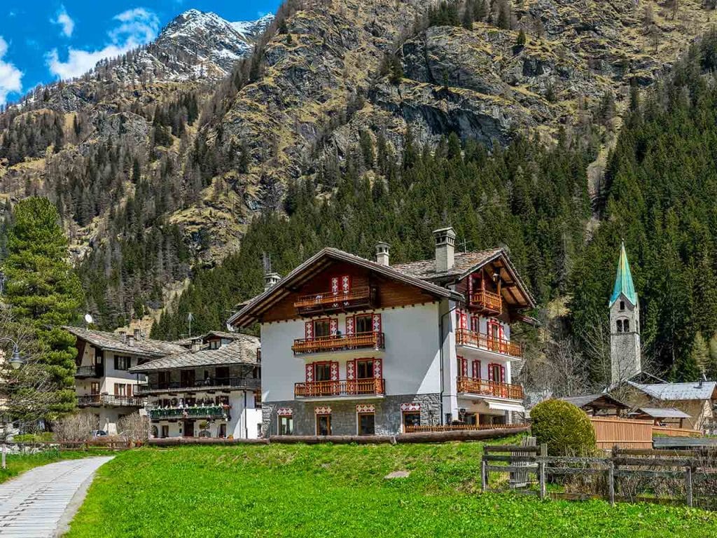 Gressoney-Saint-Jean, in Valle d'Aosta, luogo ideale per pianificare le vacanze in camper e fuggire dal caldo.