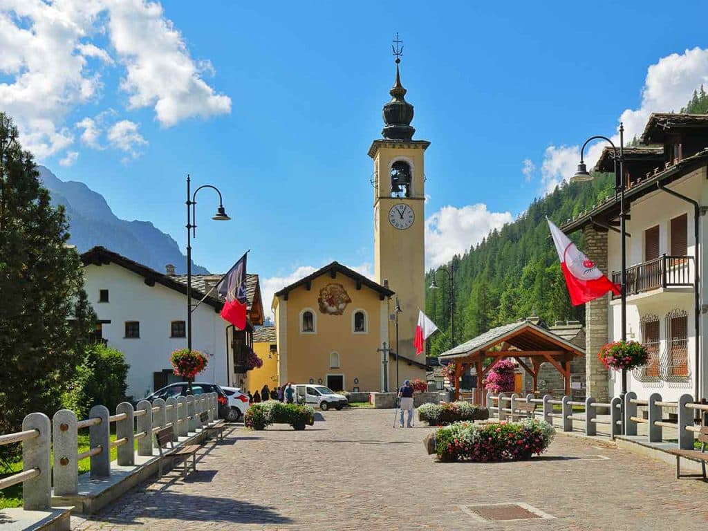 Gressoney-La-Trinité in Valle d'Aosta, luogo ideale per trascorrere le vacanze in camper e fuggire dal caldo estivo.