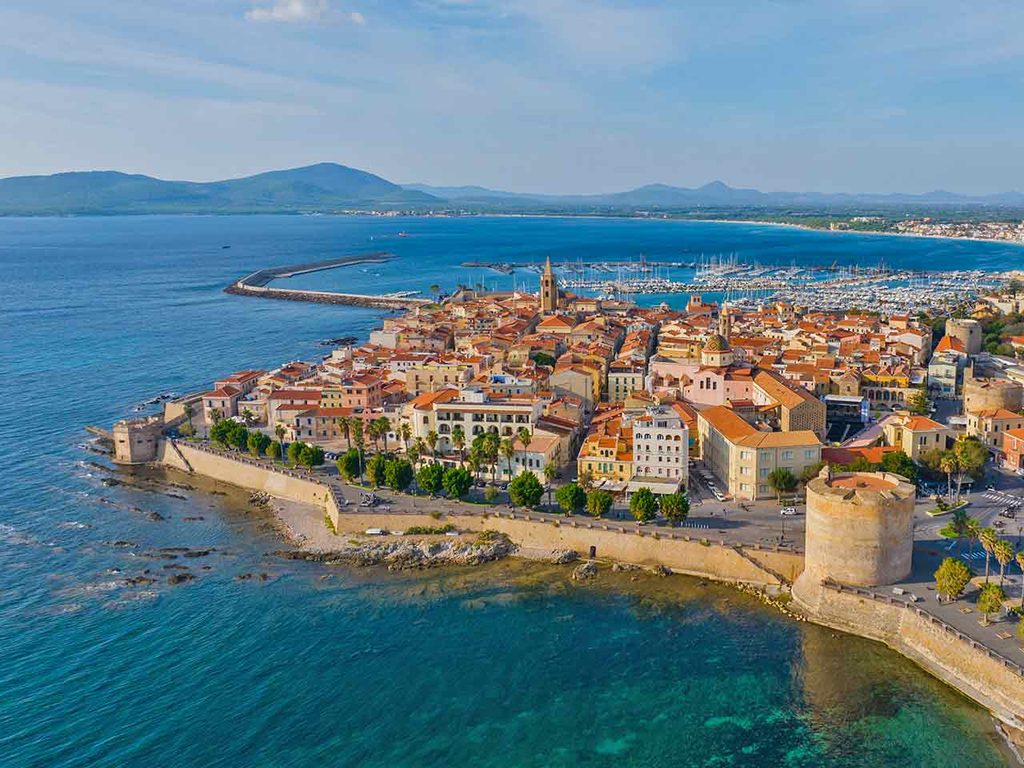 Veduta aerea del centro storico di Alghero (SS), uno dei luoghi da visitare in camper a settembre suggeriti dal PLEINAIRCLUB.