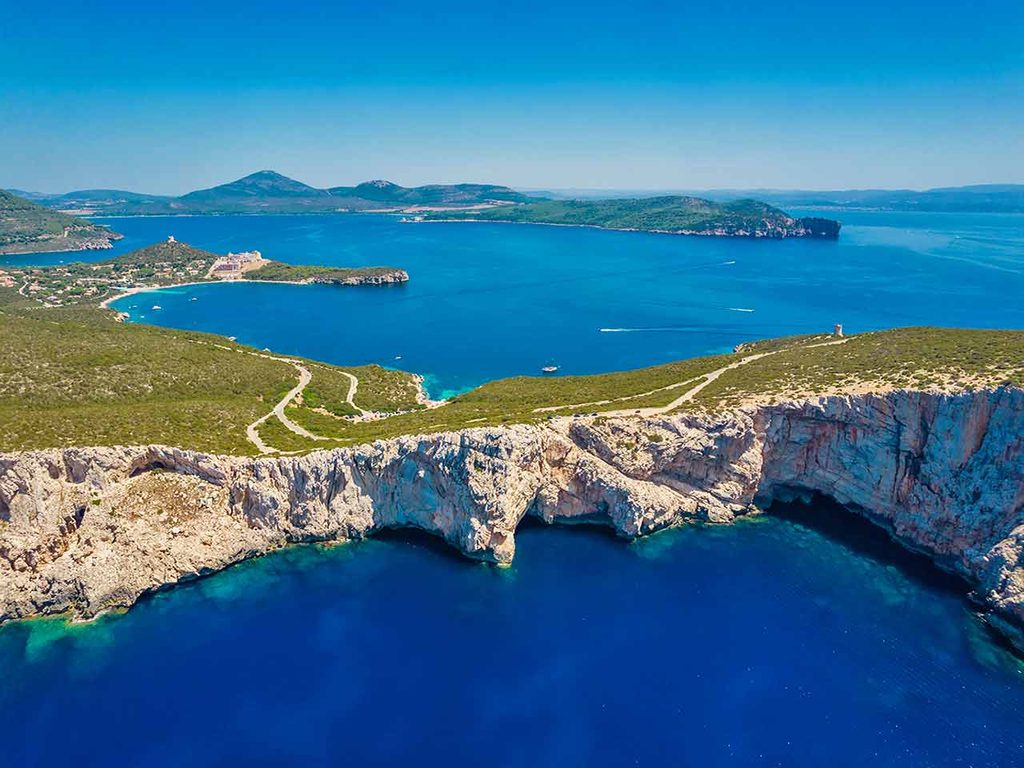 Veduta aerea di Capo Caccia, uno dei luoghi da visitare in camper a settembre suggeriti dal PLEINAIRCLUB.