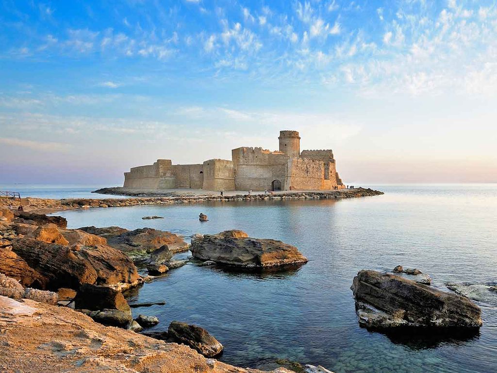 La fortezza aragonese di Le Castella a Isola di Capo Rizzuto (KR), uno dei luoghi da visitare in camper a settembre suggeriti dal PLEINAIRCLUB.