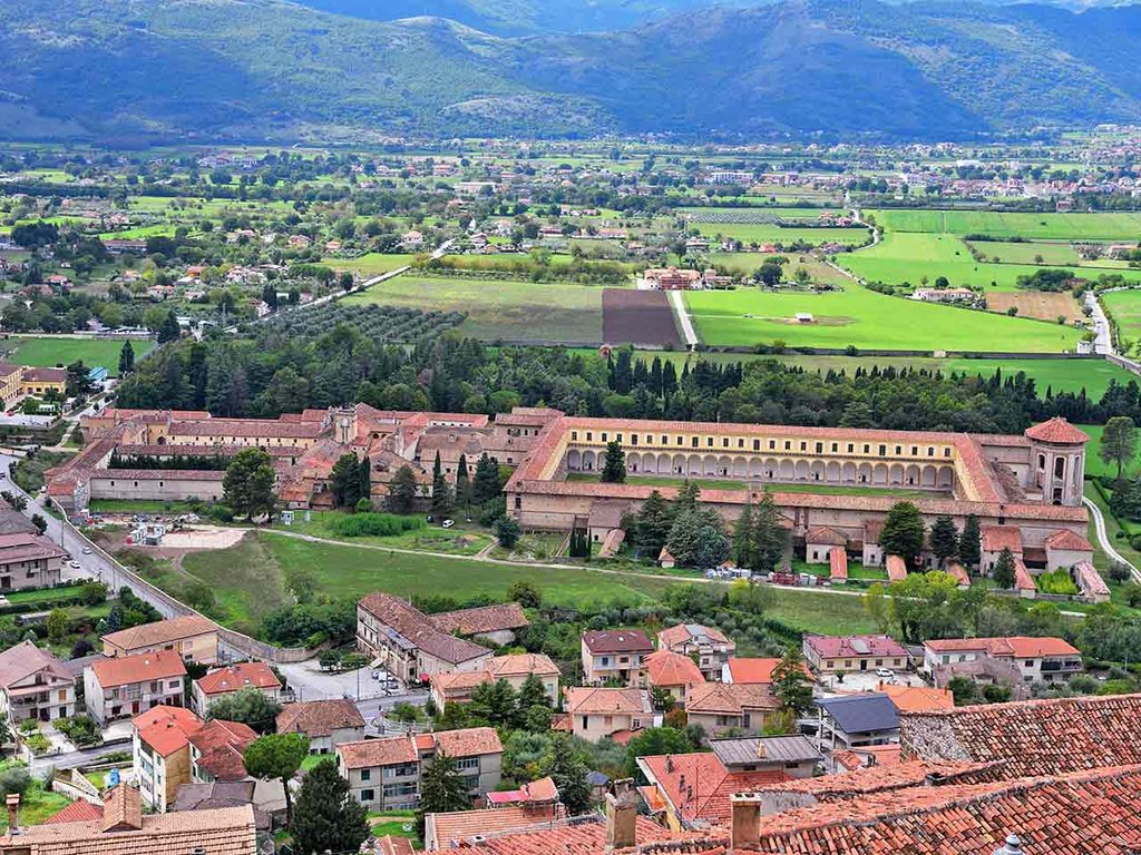 La Certosa di San Lorenzo vista dal borgo di Padula (SA), uno dei luoghi da visitare in camper a settembre suggeriti dal PLEINAIRCLUB.