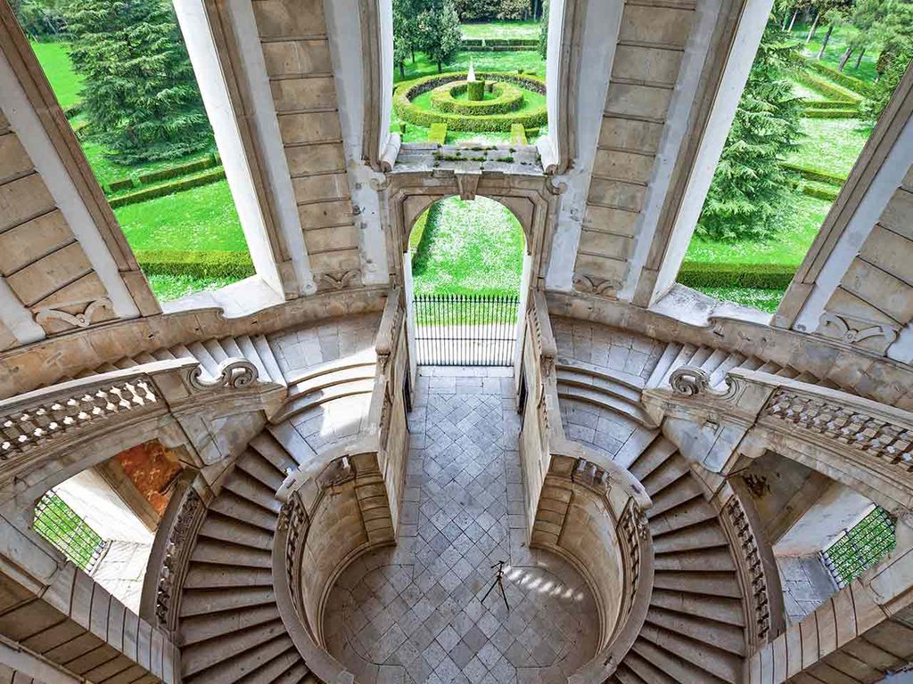 Lo scalone ellittico nella torre ottagonale della Certosa di San Lorenzo a Padula, uno dei luoghi da visitare in camper a settembre suggeriti dal PLEINAIRCLUB.