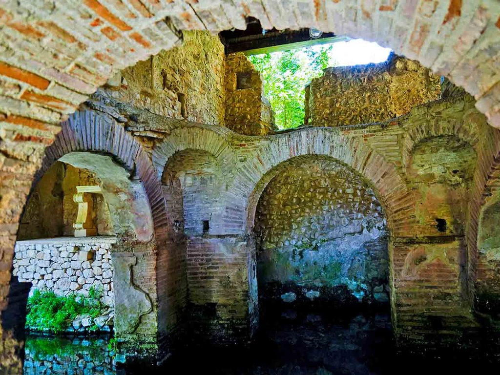 Battistero di San Giovanni in Fonti a Padula.