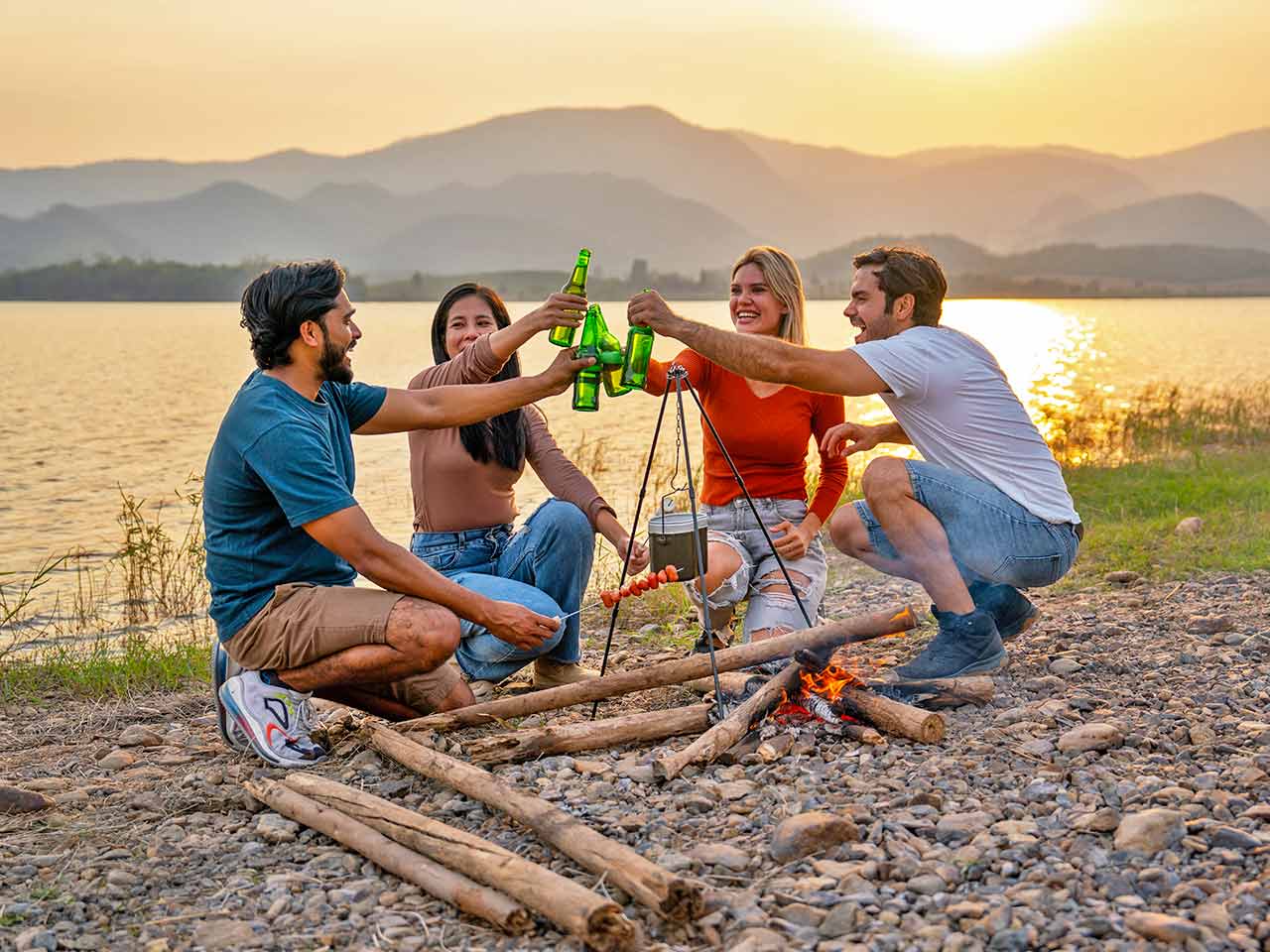 Ragazze e ragazzi che brindano con le birre prodotte nei birrifici artigianali in Umbria.