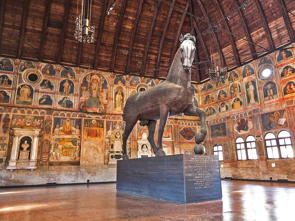 Il cavallo ligneo nella sala pensile del Palazzo della Ragione, uno dei Musei di Padova al quale puoi accedere con il biglietto ridotto grazie alla tessera del PLEINAIRCLUB.