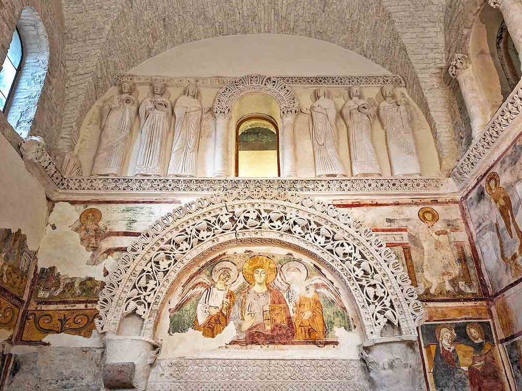 Gli stucchi del Tempietto longobardo, Patrimonio dell'umanità Unesco, una delle mete del tour a Cividale del Friuli in camper consigliato dal PLEINAIRCLUB.